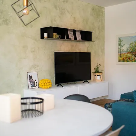 Apartment Borgo 1 *